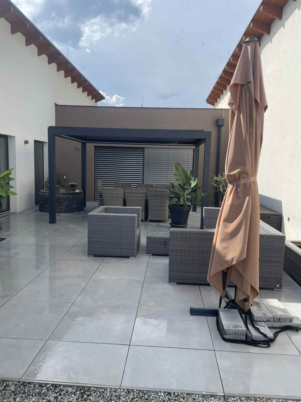 EGHUUN Pergola Mezzo, Louvered Roof, Electric and Remote Controlled photo review